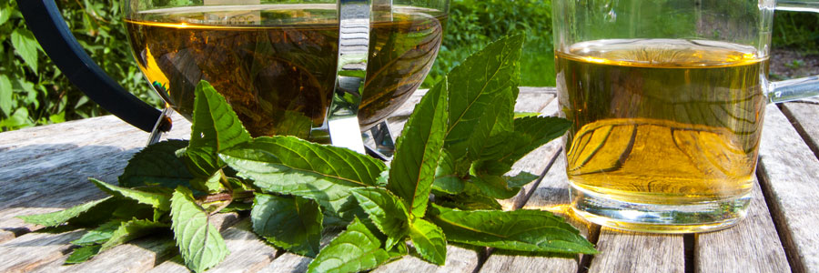 Minztee - Teekanne Tisch und Minzetee